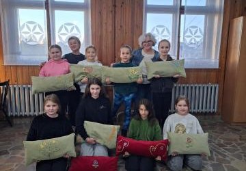 Ostatnie zajęcia pn. „Nitka, igła, koraliki” – warsztaty z cyklu „Dziedzictwo Kulturowe Gminy Czorsztyn”.