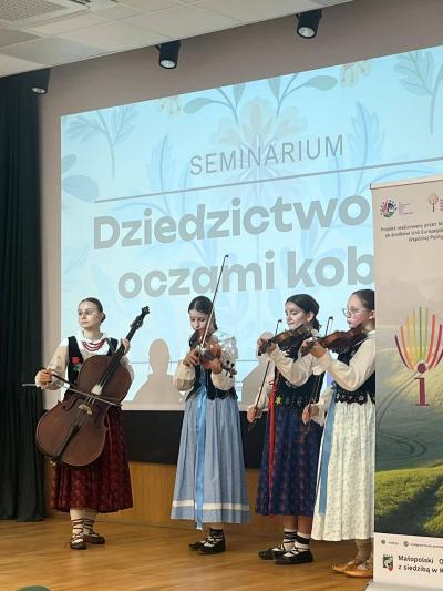 zespoł góralski na scenie.jpg