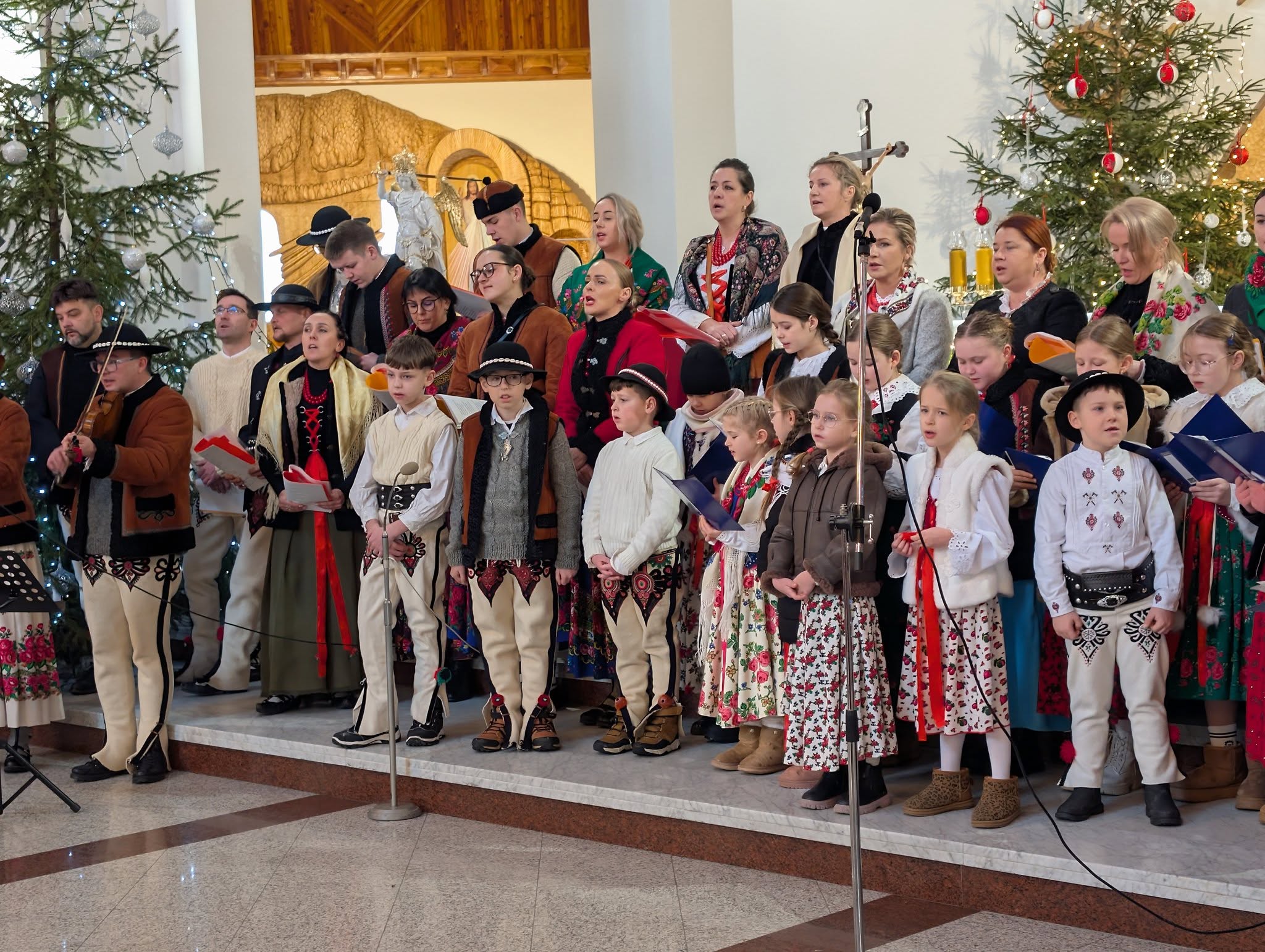 Koncert kolęd w kościele parafialnym im. Rafała Kalinowskiego w Kluszkowcach