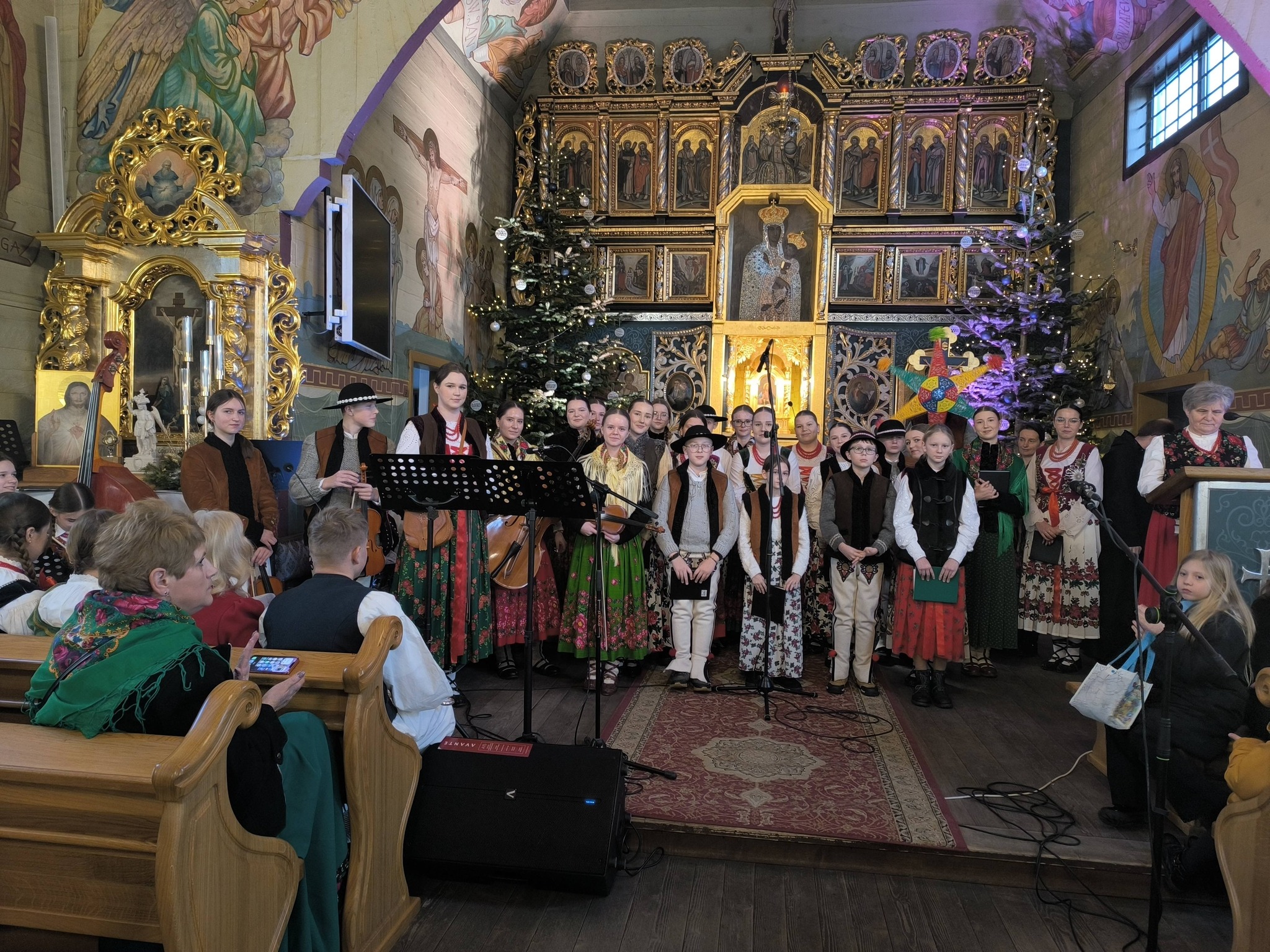 Mali Maniowianie na charytatywnym koncercie kolęd w Binczarowej