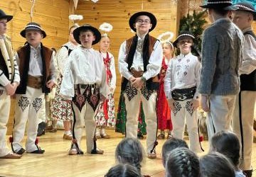 Jasełka w wykonaniu zespołu „Mały Lubań” z okazji Dnia Babci i Dziadka