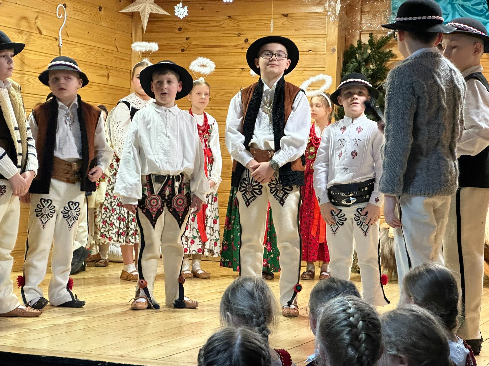 Jasełka w wykonaniu zespołu „Mały Lubań” z okazji Dnia Babci i Dziadka