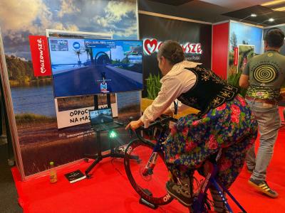 kobieta goralskim stroju na trenarzu.jpg