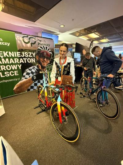 kobieta w goralskim stroju na targach bike expo i rower.jpg
