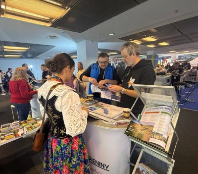 kobieta w goralskim stroju na targach bike expo.jpg