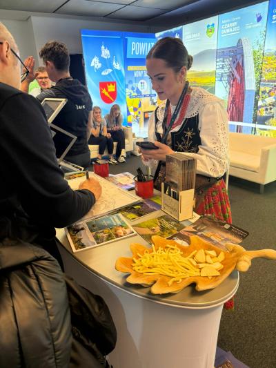 kobieta w goralskim stroju na targach bike expo2.jpg