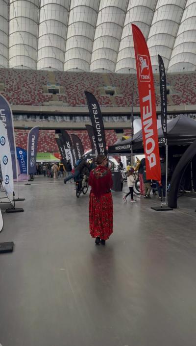 kobieta w goralskim stroju na targach bike expo3.jpg