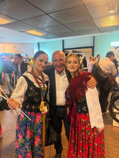 kobiety w goralskim stroju na targach bike expo  czeslawem langiem.jpg