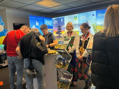 kobiety w gorslskich strojach na bike expo.jpg