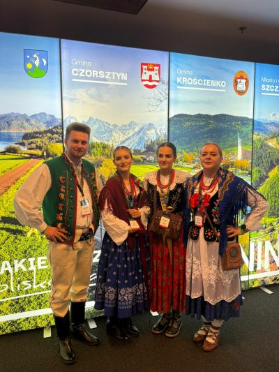 ludzie w goralskich strojach na targach bike expo.jpg