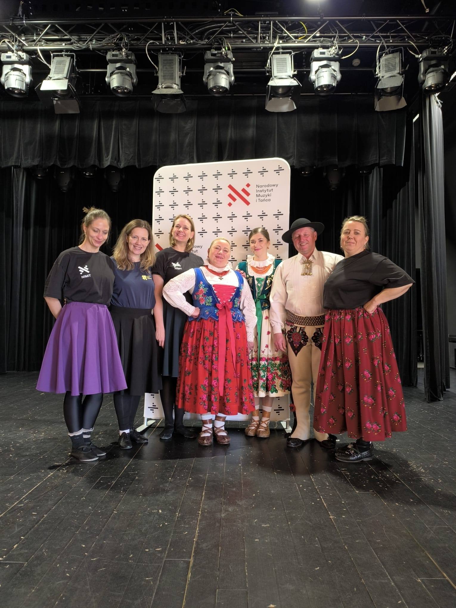 Kierownik Domu Kultury w Maniowach, ukończyła warsztaty „MISTRZ TAŃCA